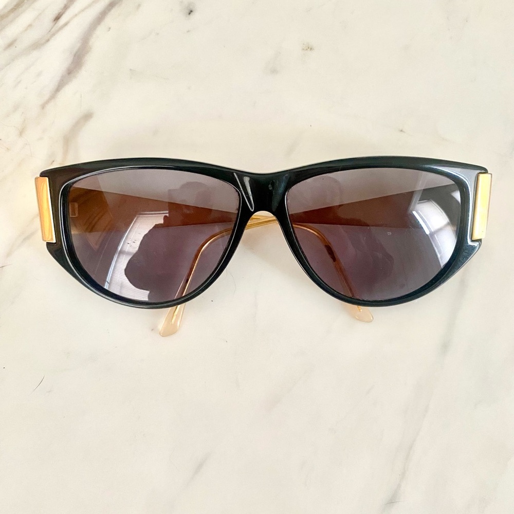 Vintage black Gucci Sunglasses with Large Lenses and Sporty Frame